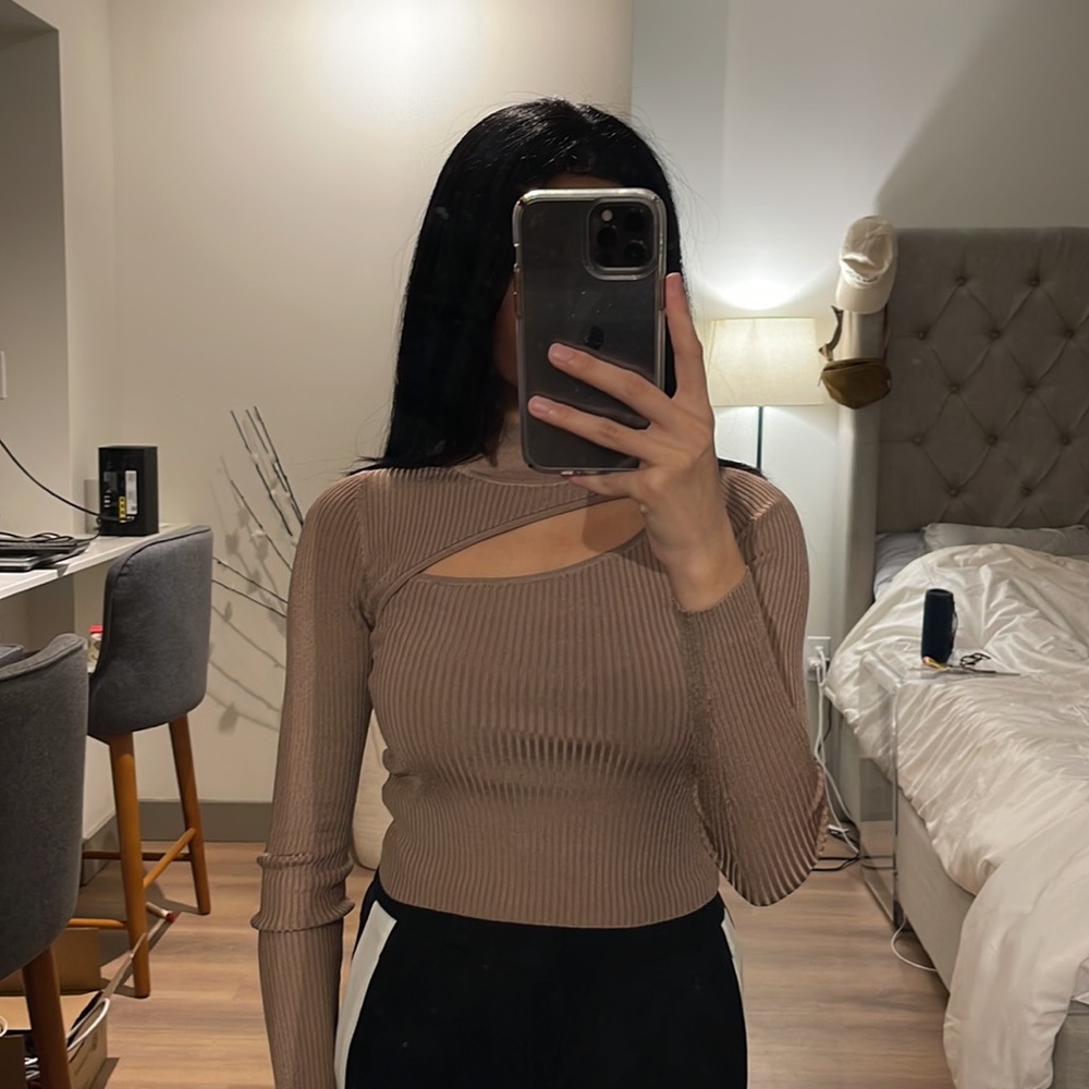 Aritzia babaton crop top with cutout neck detail